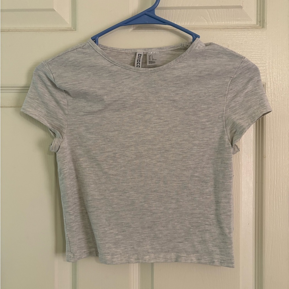 Light Heather Gray Cropped T-Shirt with Crew Neck and Cap Sleeves